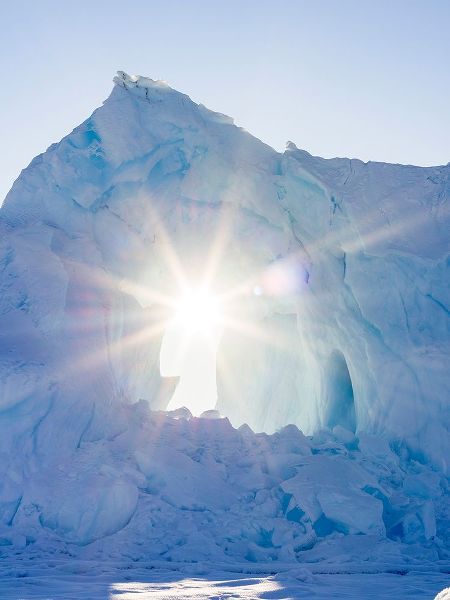 Zwick, Martin 아티스트의 Iceberg frozen into the sea ice of the Uummannaq fjord system during winter-Greenland-Danish Territ작품입니다.